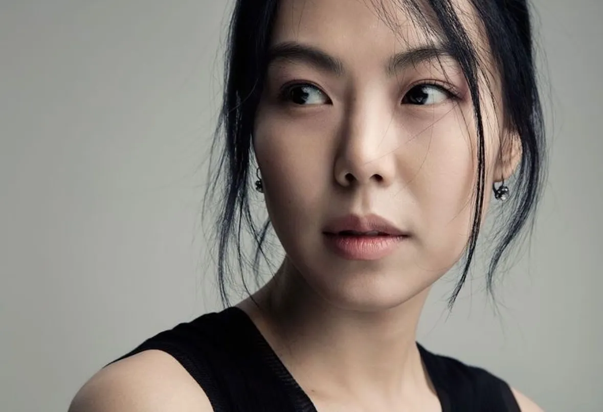 정면을 바라보고 있는 김민희