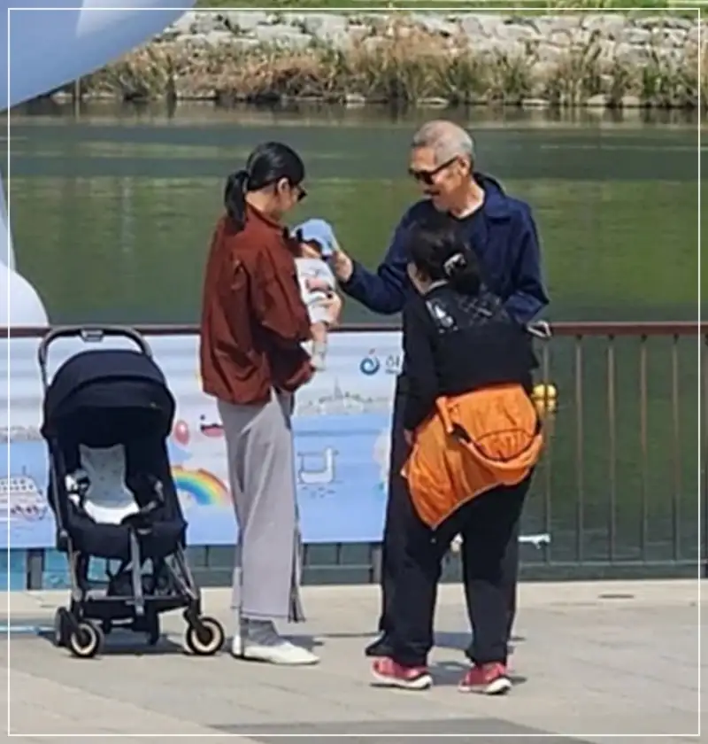 아기를 안고 있는 김민희