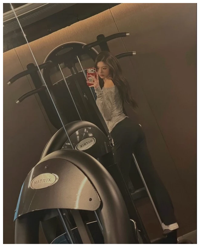 장원영 헬스장 거울 셀카