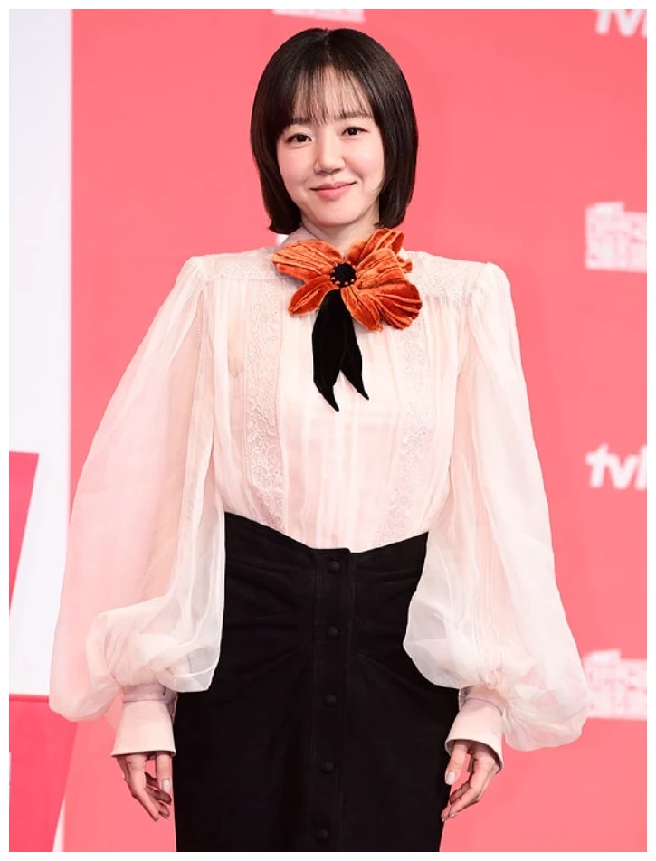 임수정 단발 핑크 블라우스 포토월