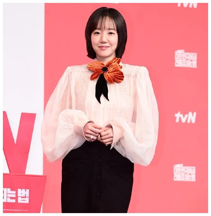 임수정 페미닌룩 포토월 전신샷