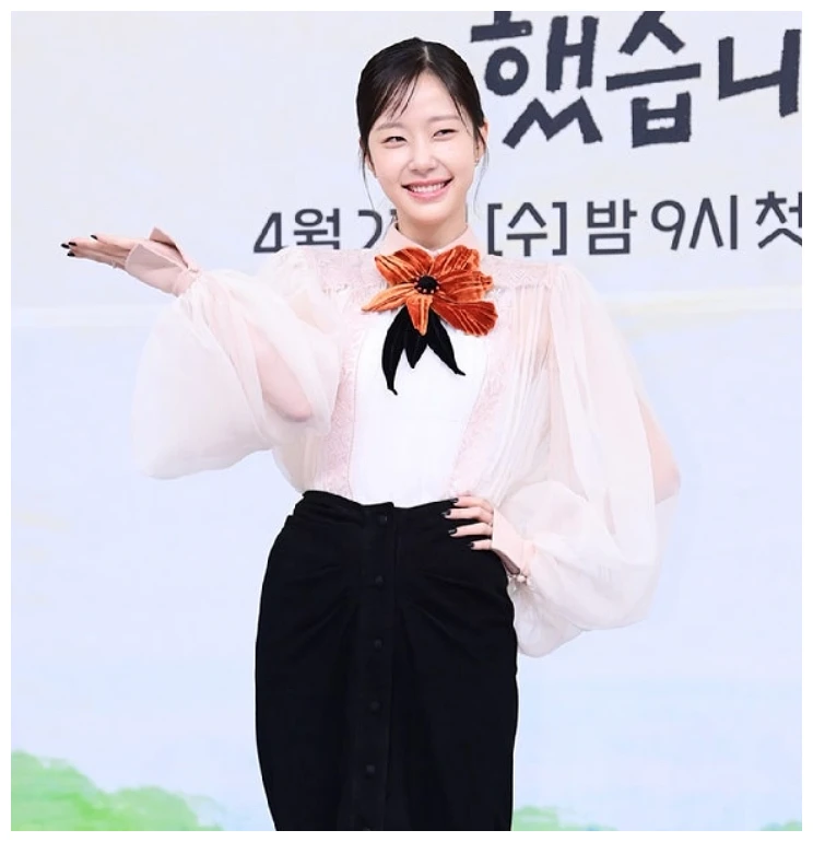 채원빈 밝은 표정 전신샷