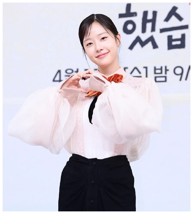 채원빈 손 하트 포즈