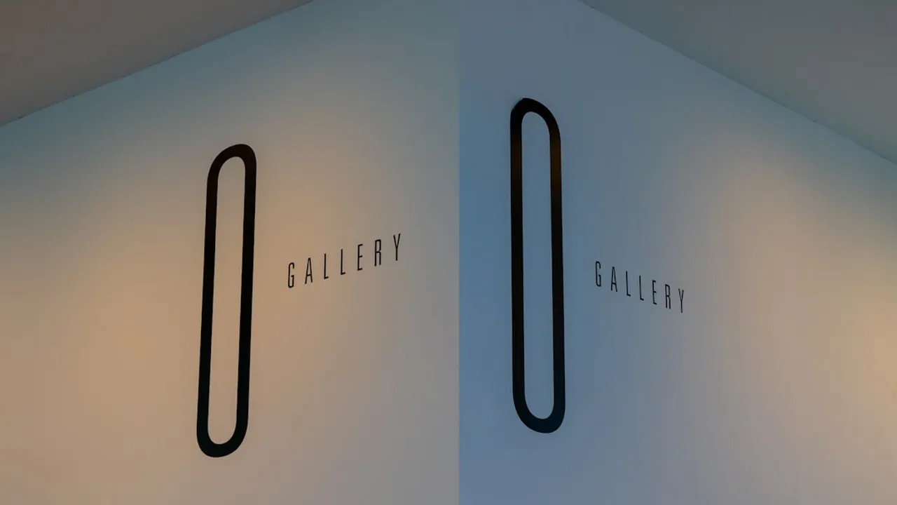 AI 시대 살아남는 능력의 새로운 게임의 룰을 상징하는 미니멀한 갤러리 입구 사인