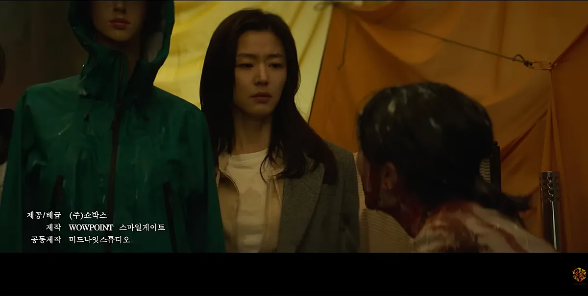 군체 정보 | 개봉 5일 만에 200만, 연상호가 만든 새 좀비의 정체 2 전지현과 좀비 (출처: 군체 예고편)