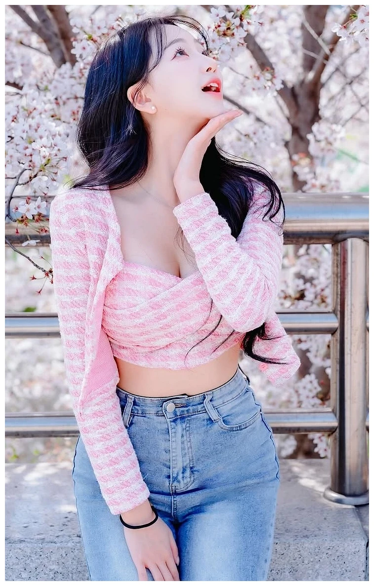 이연진 치어리더 나이 인스타, 프로 4대 종목 뛴 24세 프로필 1 이연진 치어리더 벚꽃 앞 분홍 크롭 가디건 일상 사진