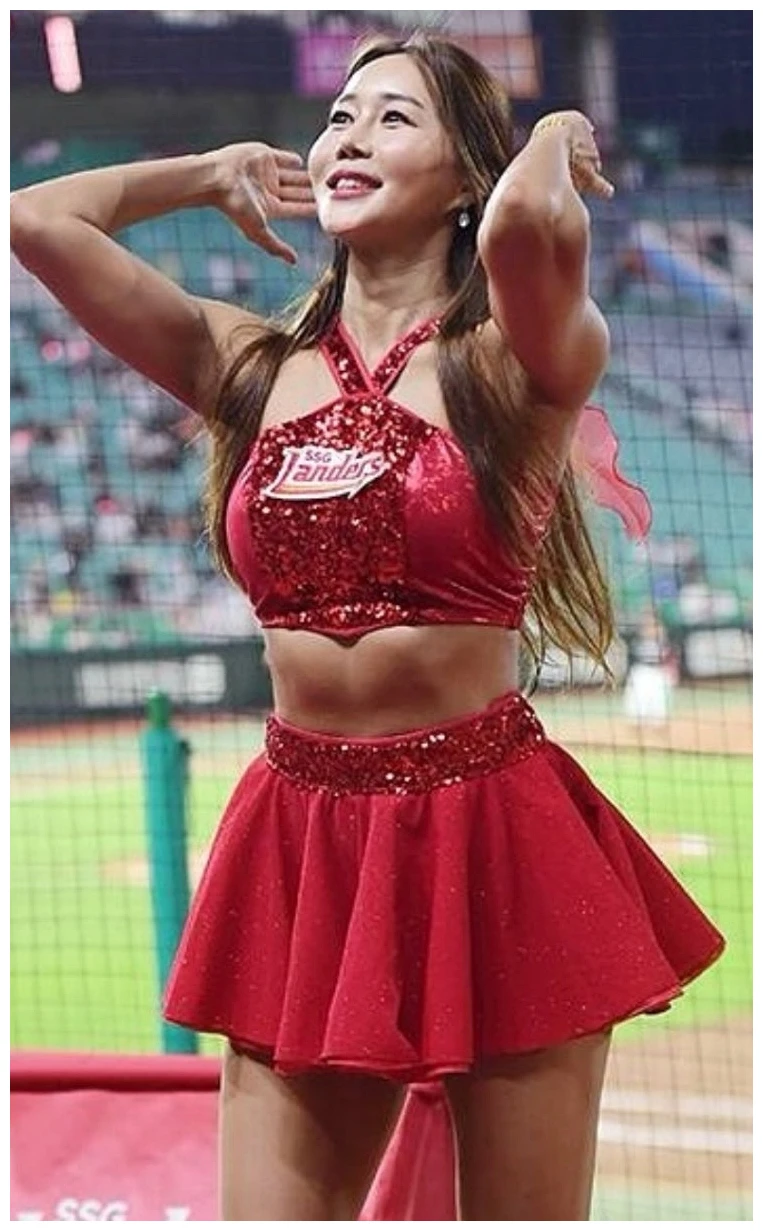 배수현 치어리더 나이 42세, 청각장애 딛고 IFBB 프로까지 2 배수현 치어리더 SSG 랜더스 레드 유니폼 야구장 응원 장면