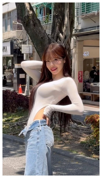 이다혜 치어리더 교복 논란 그 후, 레드 원피스로 답한 여름 근황 8 이다혜 치어리더 일상 사복 화이트 톱과 데님 팬츠 코디