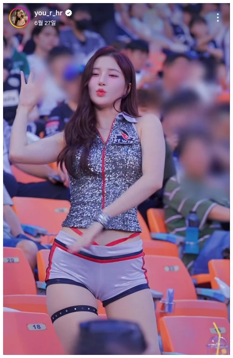 김해리 치어리더 나이 남편 정리, 립버블 탈퇴 후 우울증까지 딛었다 2 김해리 치어리더가 실버 스팽글 kt wiz 응원복을 입고 관중석 앞에서 손가락 브이 포즈를 취한 인스타그램 게시물