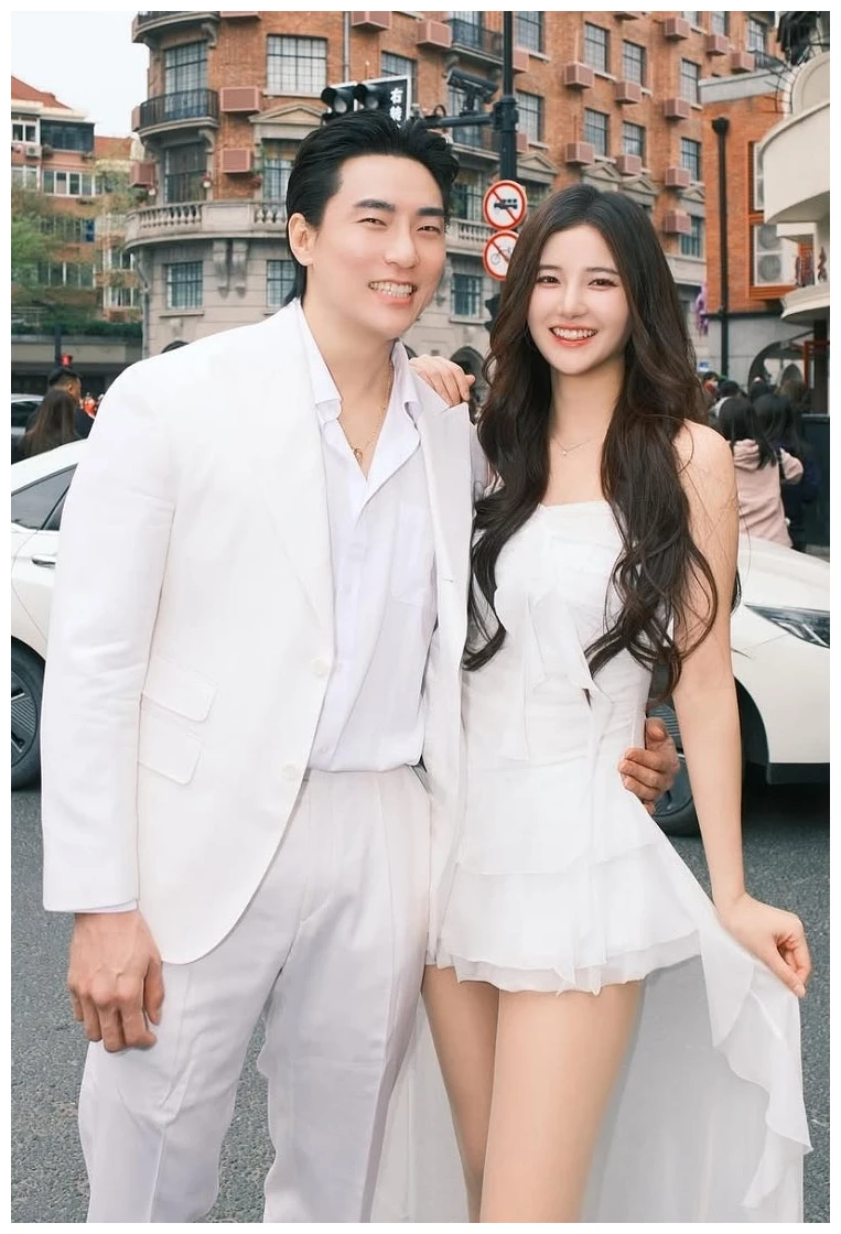 김해리 치어리더 나이 남편 정리, 립버블 탈퇴 후 우울증까지 딛었다 4 김해리와 남편 성치현이 흰색 정장과 흰색 원피스를 맞춰 입고 거리에서 나란히 선 커플 사진