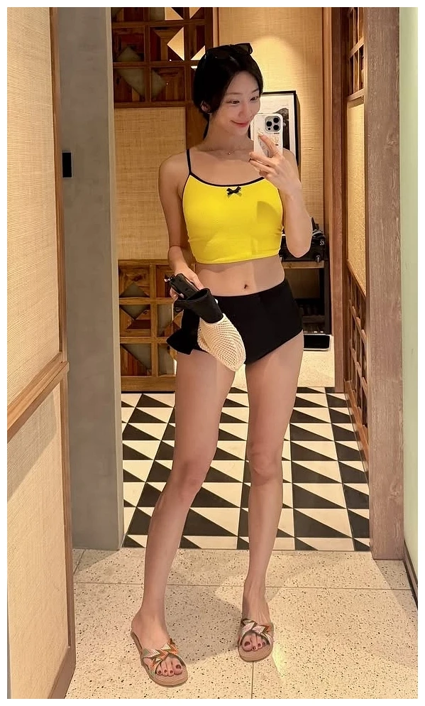 이미래 치어리더, 뮤지컬 배우 꿈 접고 5개 구단 돌아 은퇴까지 5 옐로 크롭탑과 블랙 하의를 입고 거울 앞에서 전신 셀카를 찍는 이미래 치어리더