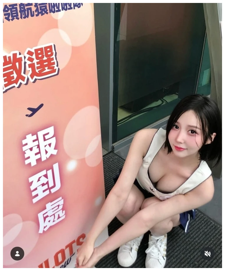 김새별 치어리더 대만 진출, 한화 111번이 4개 국어로 넓힌 무대 3 김새별 치어리더 대만 활동 사진, 파일럿츠 유니폼을 입고 응원단 모집 배너 앞에 있는 모습