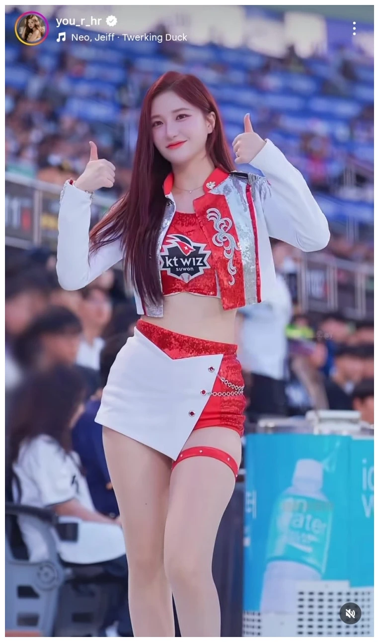 김해리 치어리더 나이 남편 정리, 립버블 탈퇴 후 우울증까지 딛었다 3 김해리 치어리더가 kt wiz suwon 로고가 박힌 빨강 흰색 응원복을 입고 양손 엄지를 세운 아웃송 무대 장면