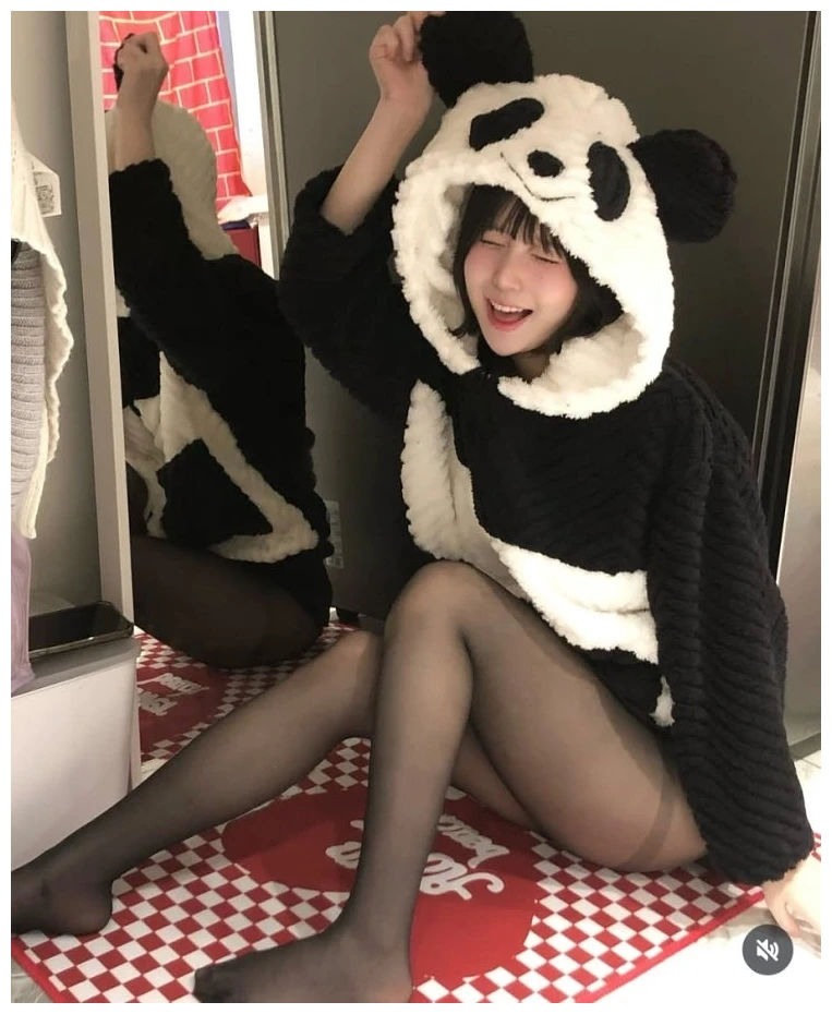 김새별 치어리더 대만 진출, 한화 111번이 4개 국어로 넓힌 무대 2 김새별 치어리더 근황 사진, 판다 후드 옷을 입고 대기실 거울 앞에서 포즈를 취한 모습