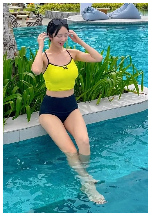 이미래 치어리더, 뮤지컬 배우 꿈 접고 5개 구단 돌아 은퇴까지 6 수영장 물에 발을 담근 채 머리를 넘기는 이미래 치어리더 여름 근황 사진